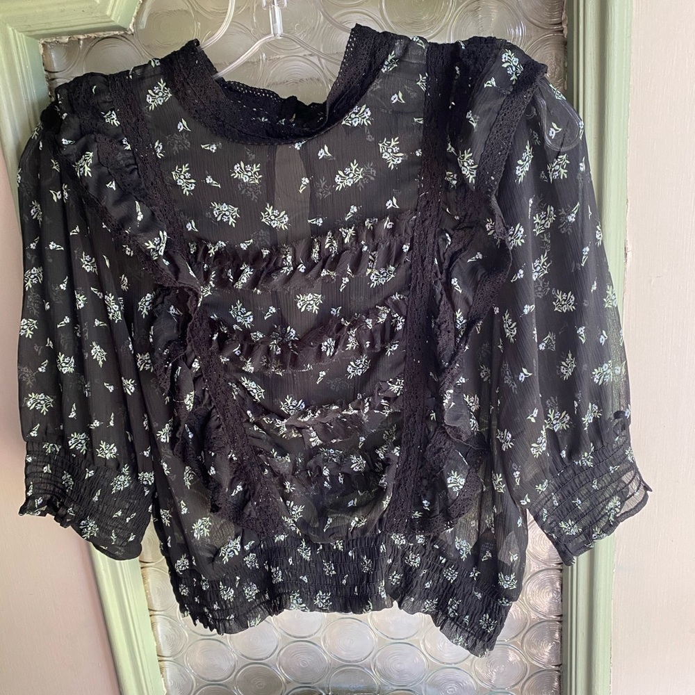 black sheet floral crop top blouse